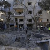 Secouristes à Haïfa après la vague de missiles de l'Iran contre Israël. KEYSTONE/AP/Baz Ratner